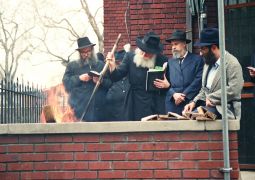 שריפת חמץ אצל הרבי שליט"א מלך המשיח בשנת תשמ"ח | גלריה